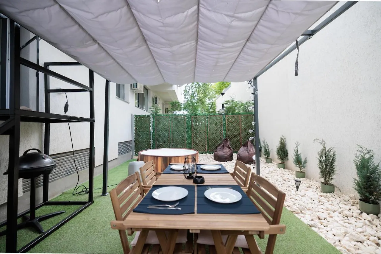 Downtown Hidden Garden With Jacuzzi In Bucharest Apartment