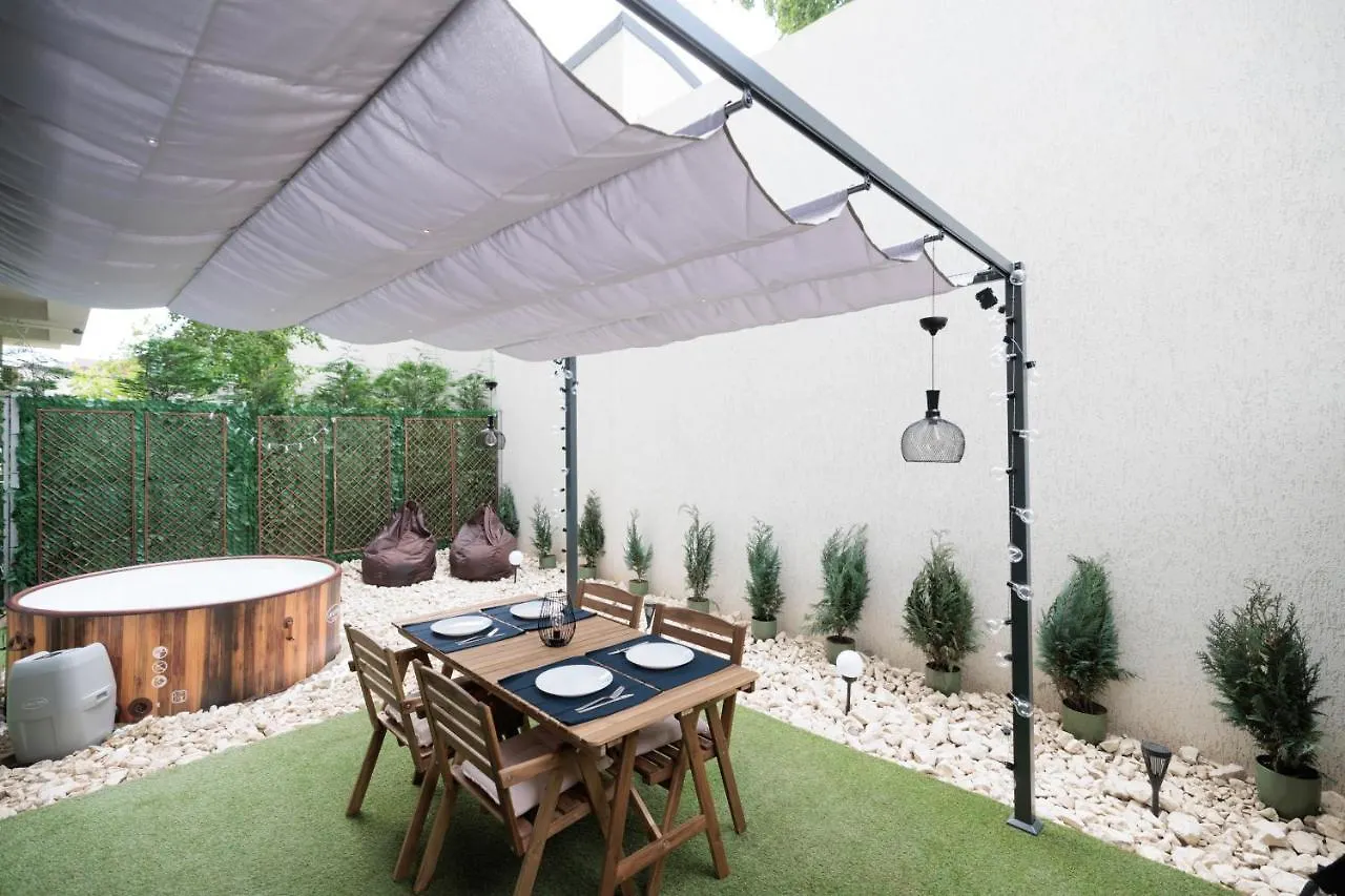 Downtown Hidden Garden With Jacuzzi In Bucharest Apartment