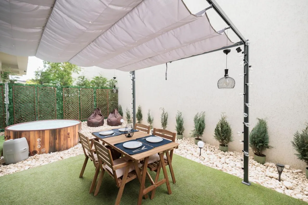 Downtown Hidden Garden With Jacuzzi In Bucharest Apartment Romania
