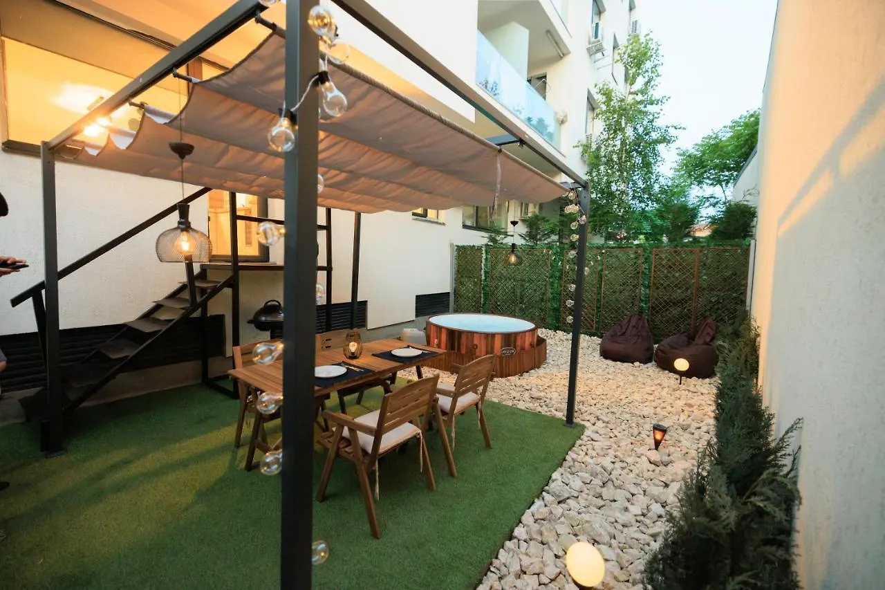 Downtown Hidden Garden With Jacuzzi In Bucharest Apartment