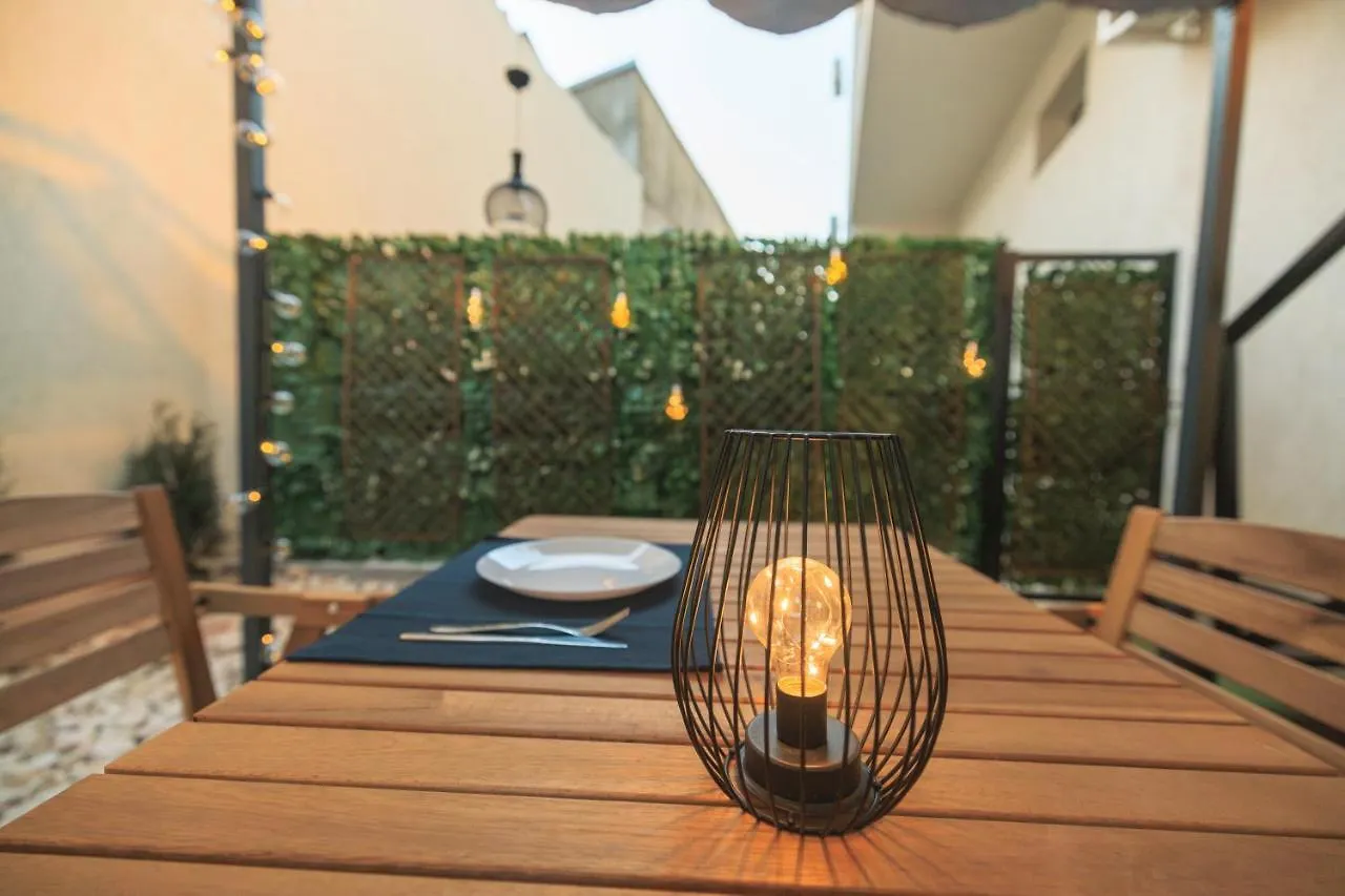 Downtown Hidden Garden With Jacuzzi In Bucharest Apartment