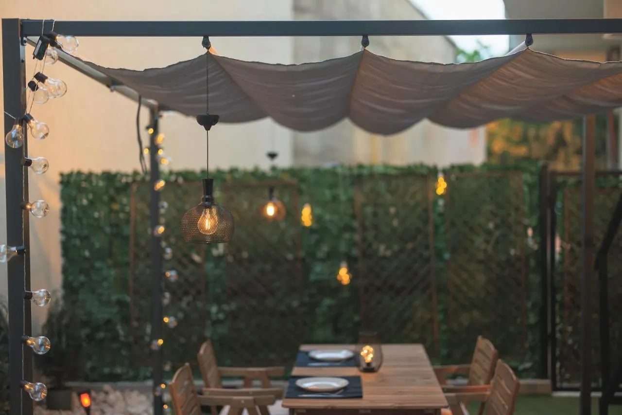 Downtown Hidden Garden With Jacuzzi In Bucharest Apartman