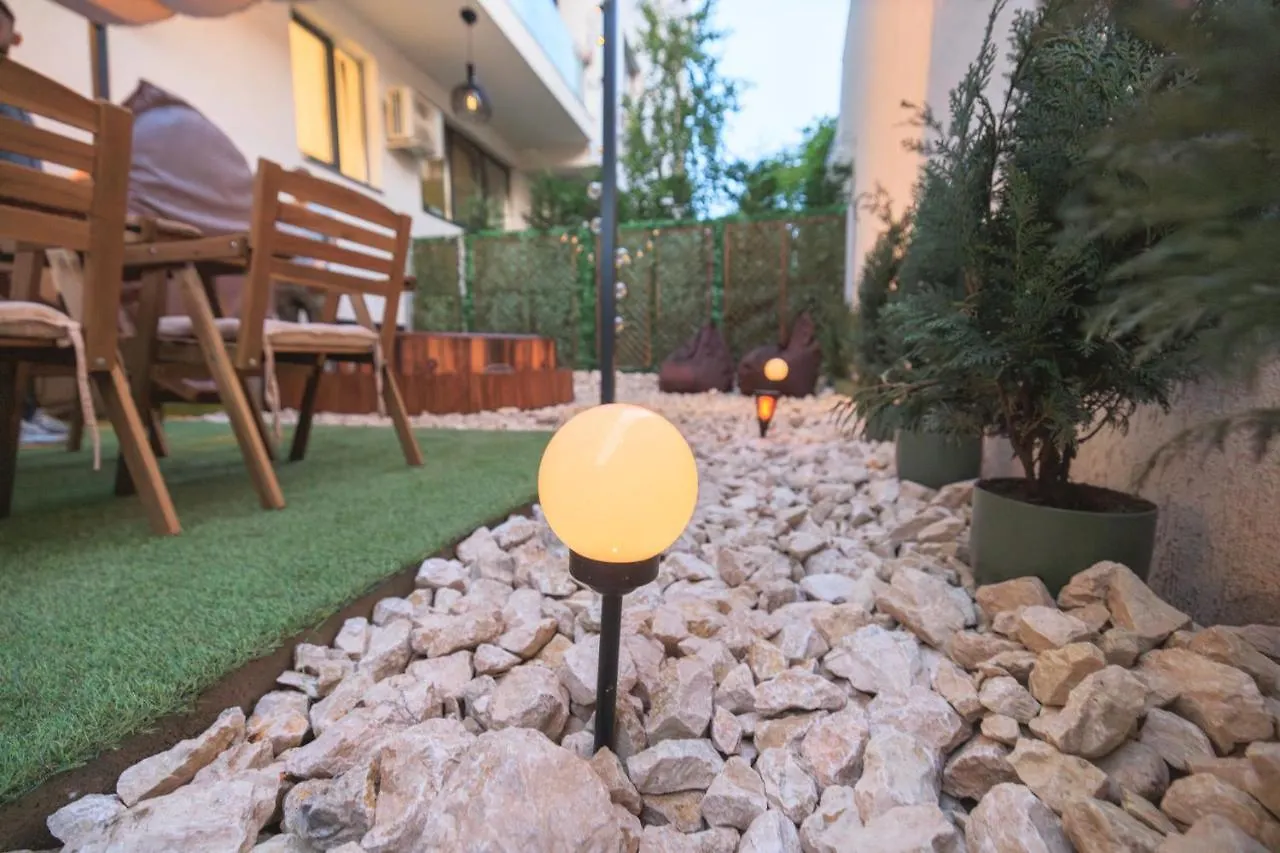 Downtown Hidden Garden With Jacuzzi In Bucharest Apartment
