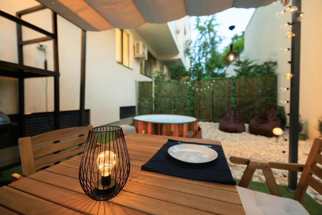Downtown Hidden Garden With Jacuzzi In Bucharest Apartment