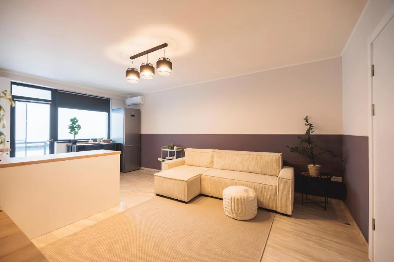 Downtown Hidden Garden With Jacuzzi In Bucharest Apartment