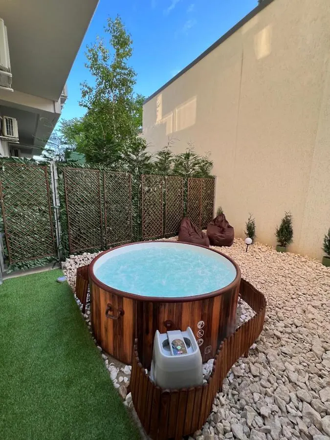 Downtown Hidden Garden With Jacuzzi In Bucharest Apartment