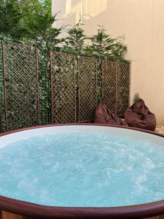 Downtown Hidden Garden With Jacuzzi In Bucharest Apartment Romania