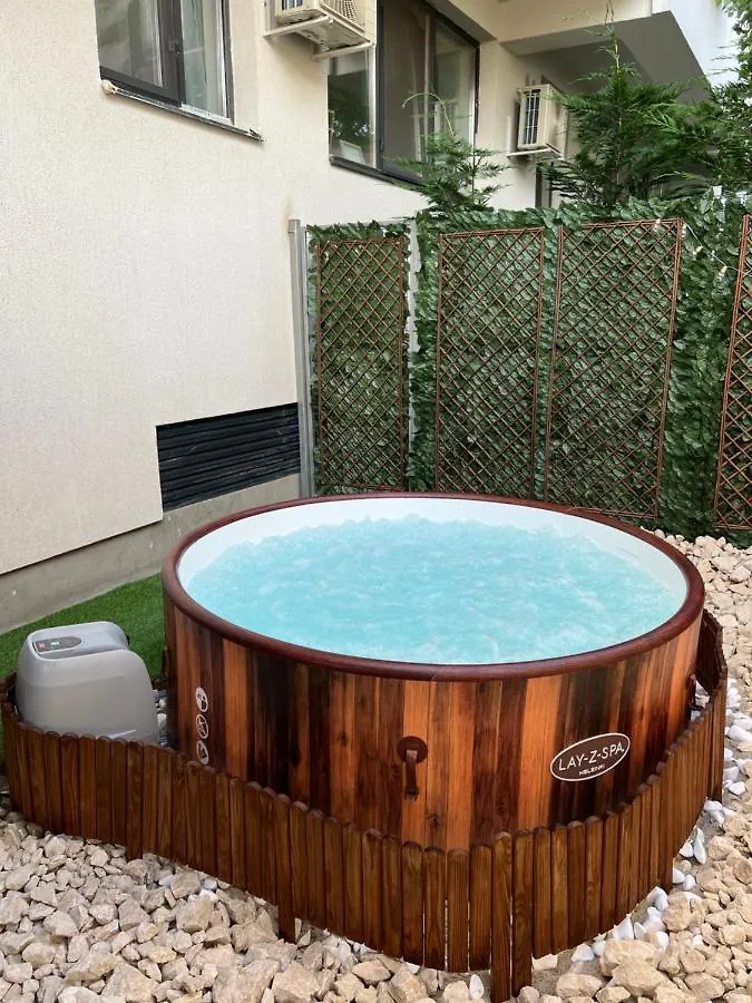 Downtown Hidden Garden With Jacuzzi In Bucharest Apartment