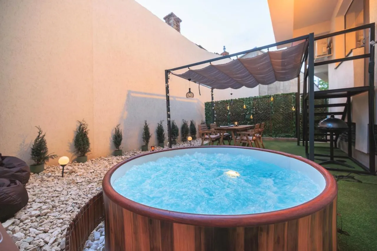 Downtown Hidden Garden With Jacuzzi In Bucharest Apartment Romania