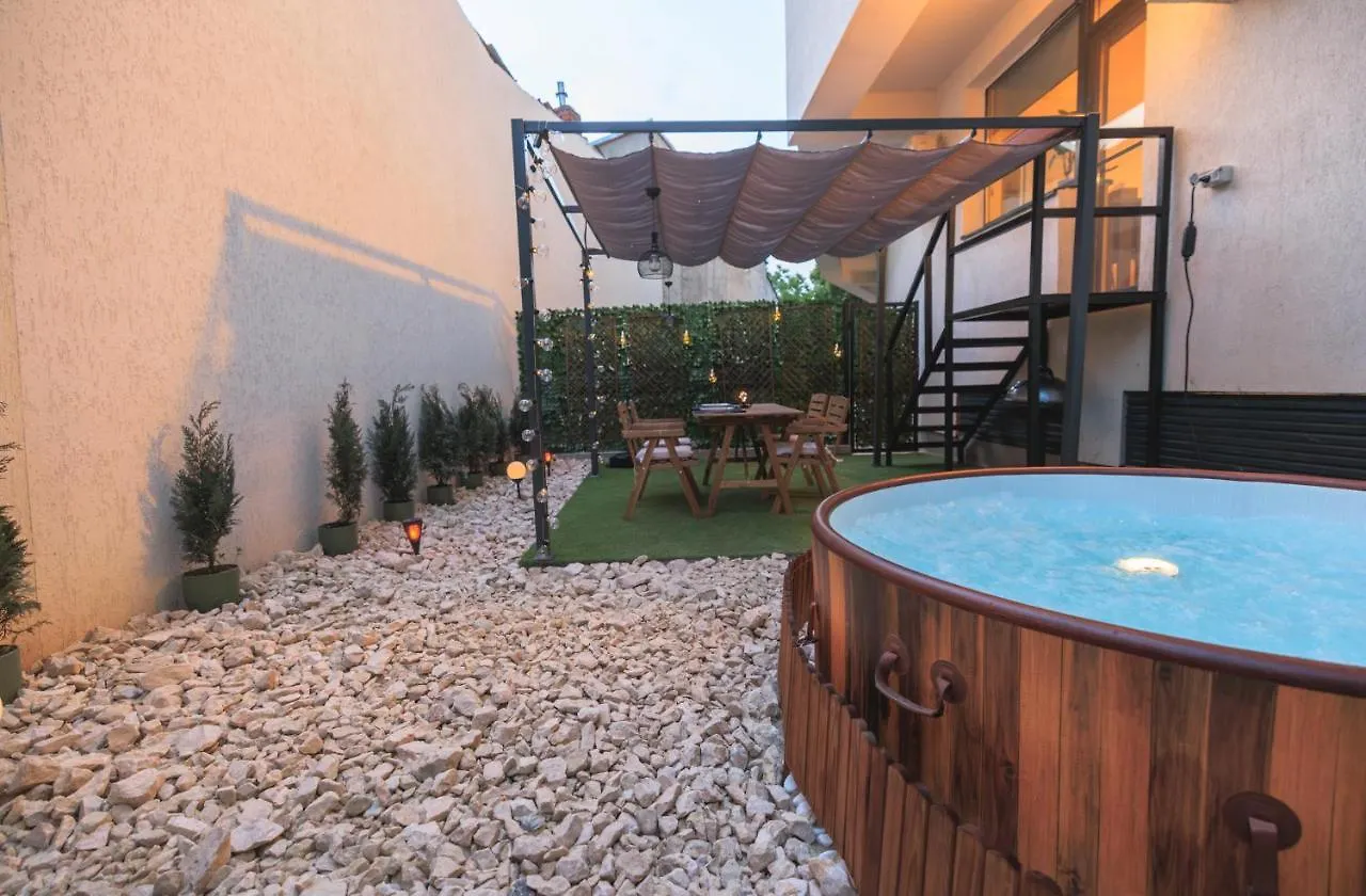 Downtown Hidden Garden With Jacuzzi In Bucharest Apartment