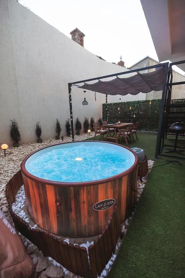 Downtown Hidden Garden With Jacuzzi In Bucharest Apartment